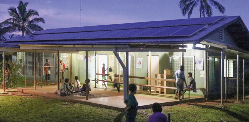 In einem entlegenen Krankenhaus in Papua-Neuguinea liefern Speicher und eine Solarstromanlage zuverlässig Strom.