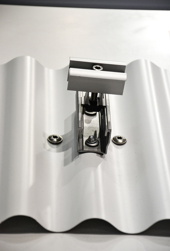 K2 Systems hat auch eine neue Anbindung der Anlage auf Wellblechdächern.