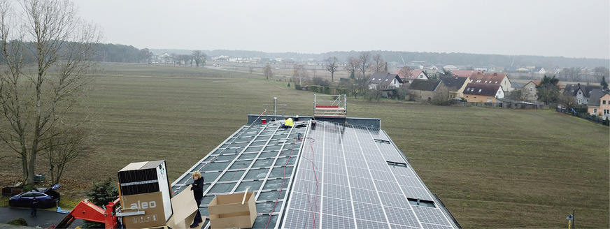 Installation von 288 Solarmodulen auf dem Flachdach.