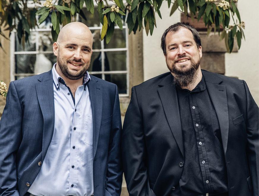 Gerd und Volker Schöller&nbsp;sind die Geschäftsführer der Schoenergie GmbH in Föhren bei Trier. Das Familienunternehmen wurde 2008 von den Brüdern Bernd, Erik, Gerd und Volker Schöller gegründet. Es hat sich auf die Planung, die Installation und die Wartung von Solarstromanlagen für private, gewerbliche und Industriekunden spezialisiert. Mehr als 2.000 Systeme mit über 650 Megawatt Gesamtleistung wurden bisher installiert.Schoenergie verfolgt einen ganzheitlichen Ansatz: Die hauseigenen Ingenieure, Elektriker und Installateure planen und bauen von der privaten Dachanlage bis zum solaren Kraftwerk sämtliche Anlagengrößen inklusive Batteriespeicher, Trafostationen, Wärmeerzeuger und Ladeinfrastruktur. Im vergangenen Jahr wurde das Unternehmen als attraktiver Arbeitgeber in Rheinland-Pfalz ausgezeichnet.