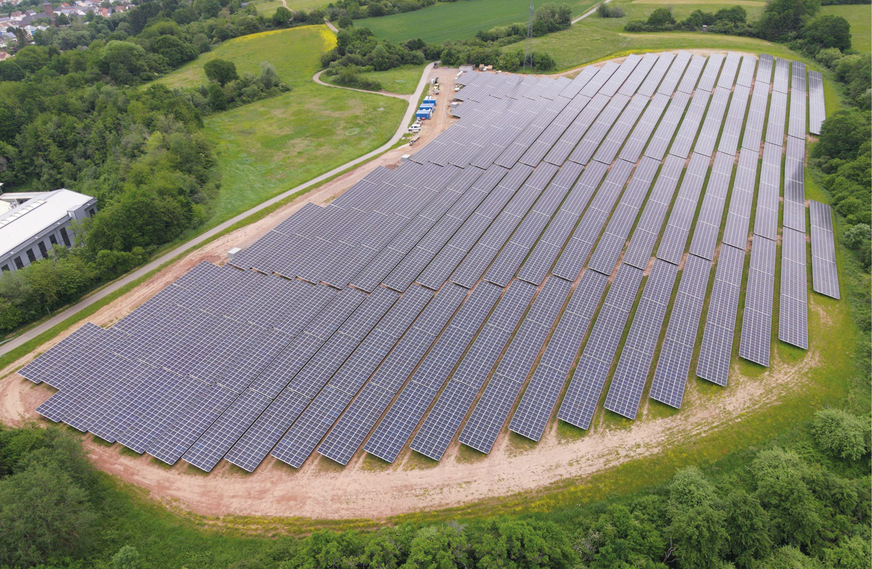 Dieser Solarpark leistet 7,7 Megawatt. Er wurde vom neuen Joint Venture der Stadtwerke Trier und Schoenergie errichtet. Mehr als 14.000 Solarmodule wurden im saarländischen Nalbach installiert.