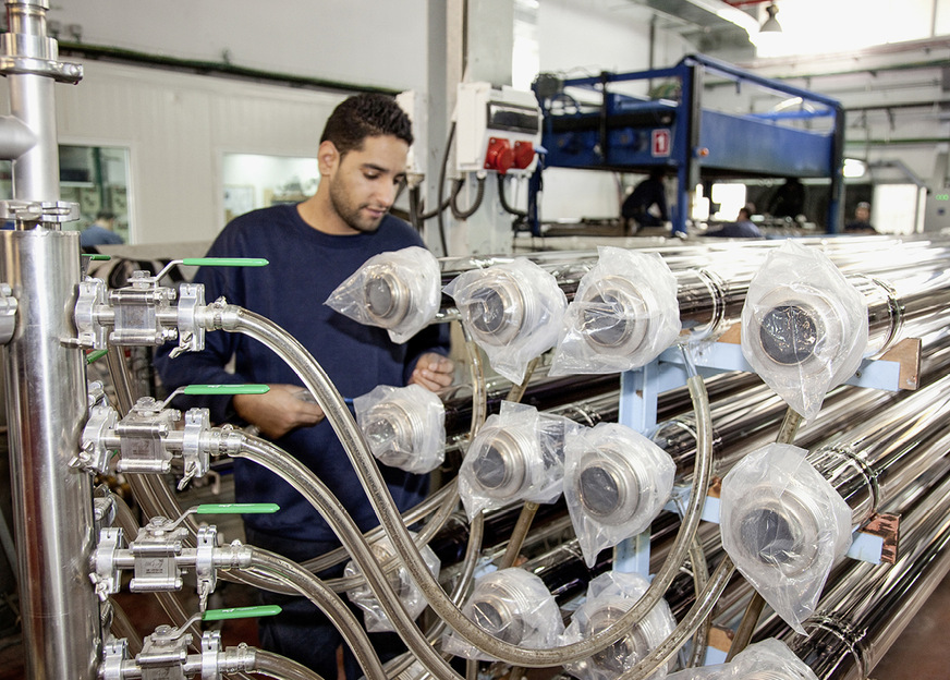 Produktion der Receiverröhren: Sie führen das Speichersalz, das sich bei 380 bis 400 Grad Celsius verflüssigt.