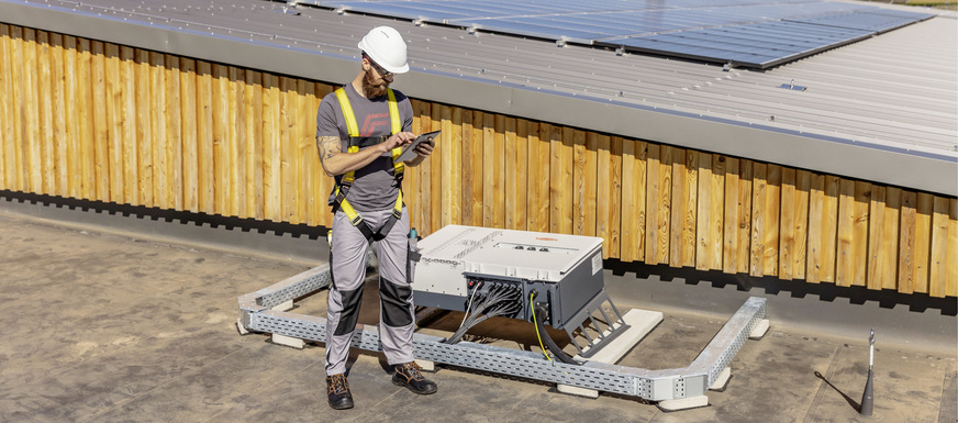 Der neue Tauro von Fronius kann sogar liegend installiert werden. Außerdem ist er für die Montage im Außenbereich zugelassen und eignet sich so auch für Solarparks.