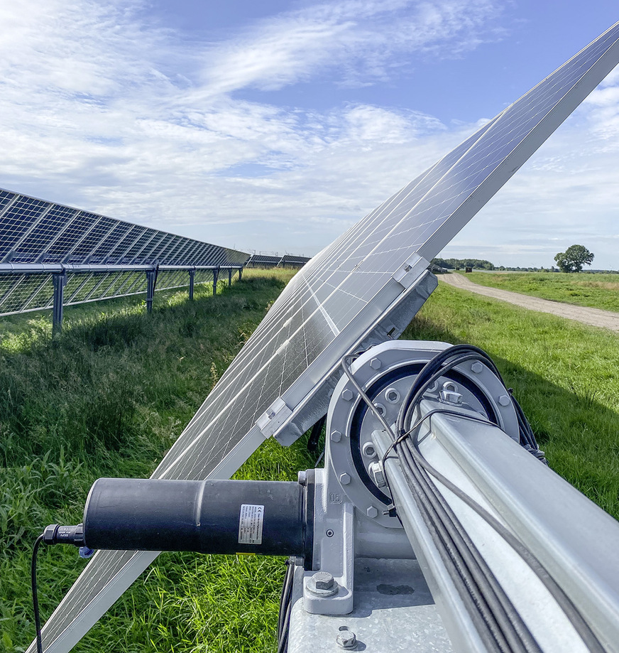 Das einachsige Nachführsystem folgt der Sonne tagsüber von Ost nach West.