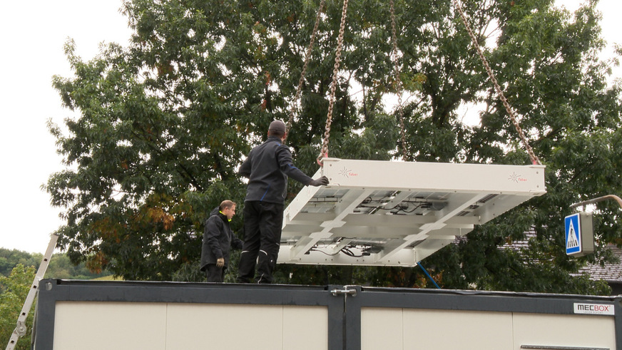 Der spezielle Solaraufsatz wird direkt auf das Dach dem Bürocontainers befestigt.