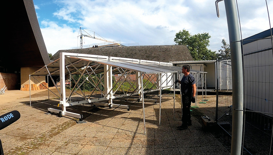 Installation weiterer Solarmodule zur Energieversorgung des Wiederaufbaus im Ahrtal.