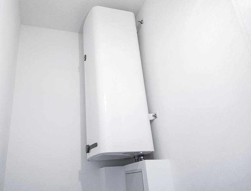 In jeder Wohnung hängt ein Elektrowandspeicher, der für ausreichend Warmwasser sorgt.