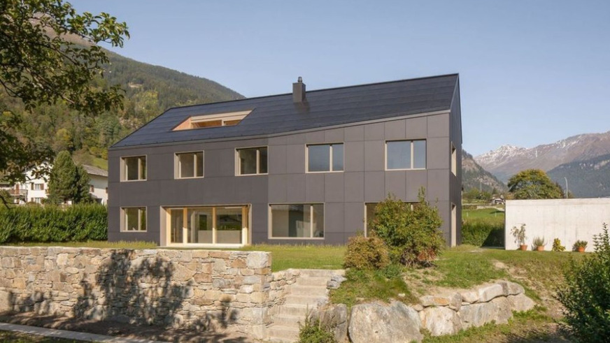 Das Mehrfamilienhaus in Poschavio ist komplett mit Solarmodulen eingekleidet.
