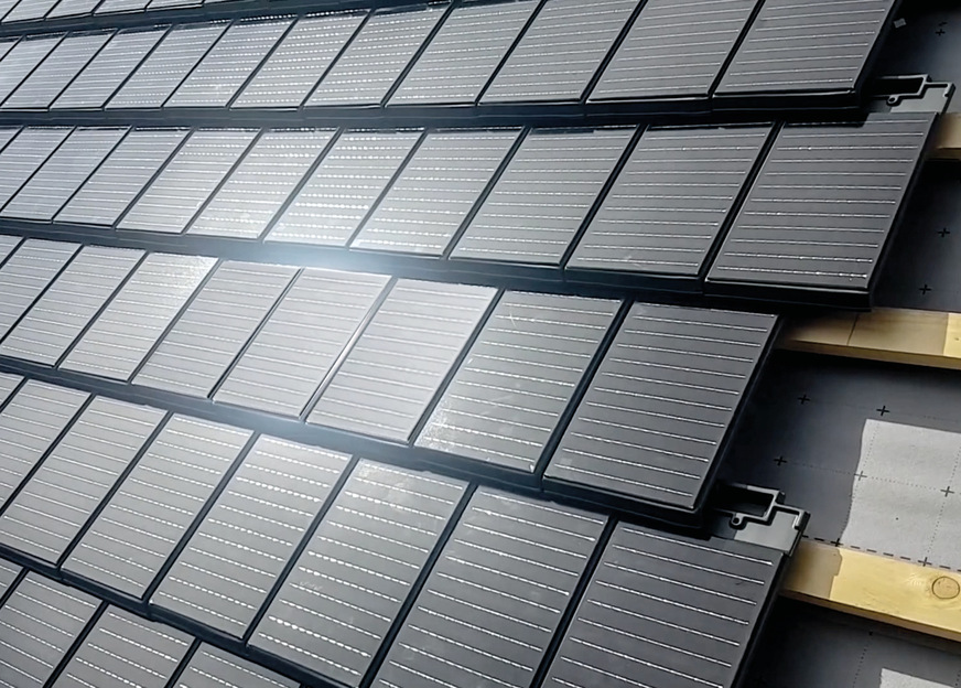 Die solaren Dachziegel von Autarq werden genauso verlegt wie konventionelle Ziegel.