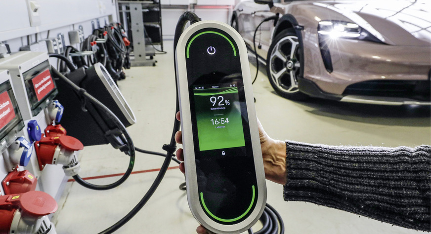 Elektroautos müssen künftig Energie ins öffentliche Stromnetz zurückspeisen können. Bei Porsche klappt das schon.