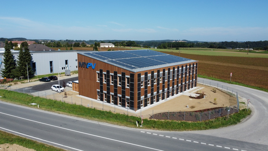 Eine Photovoltaikanlage mit 100 Kilowatt auf dem Pultdach und an der Fassade versorgen das Gebäude.