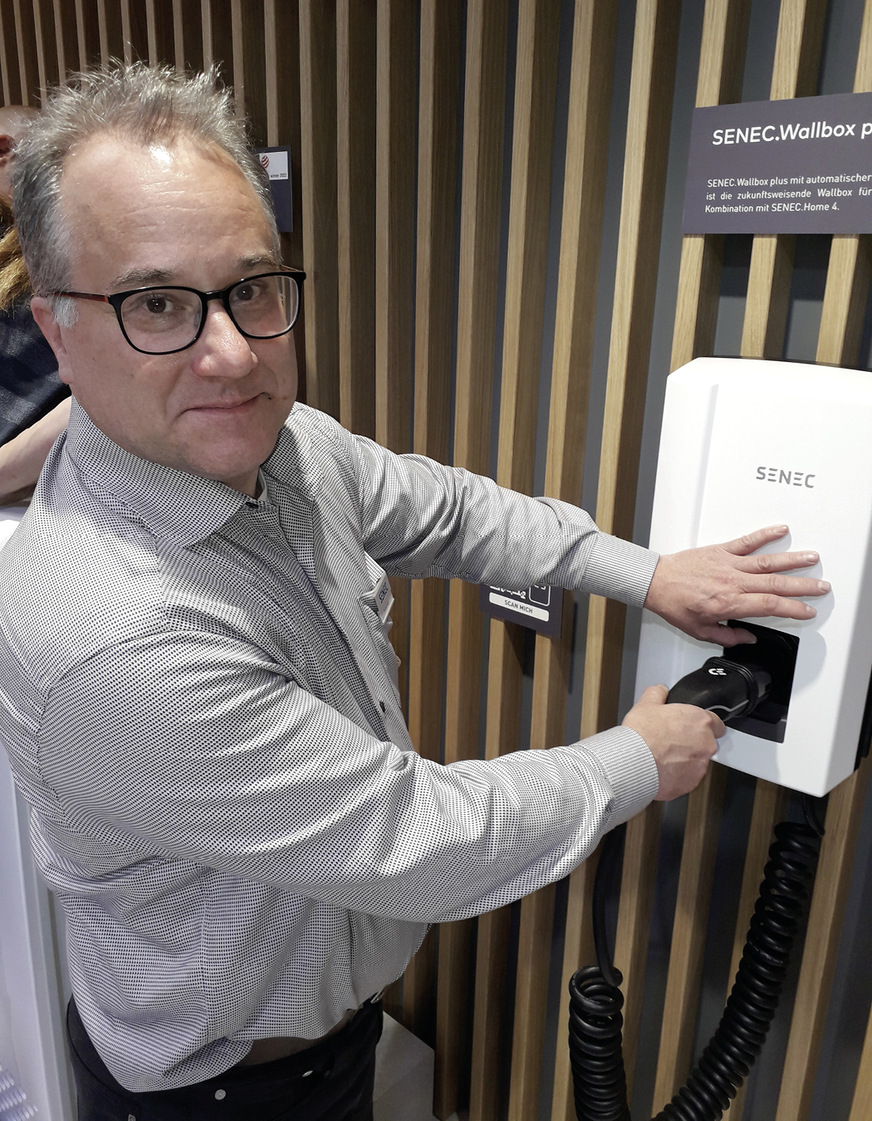 CFO Thomas Augat zeigt die neue Wallbox Premium, die Senec in München vorgestellt hat.