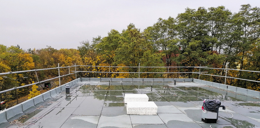 Der Seitenschutz sichert die Dachdecker bei ihren Arbeiten ausreichend ab.