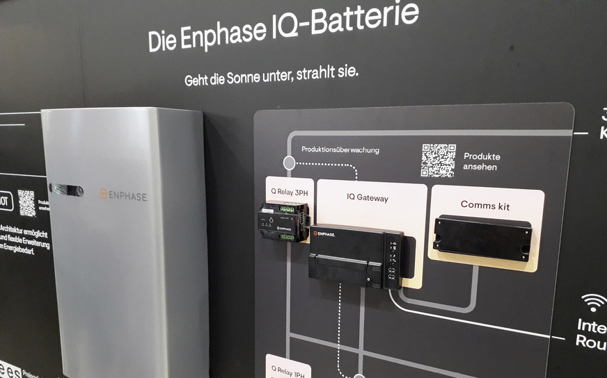 Enphase hat ein eigenes Batteriesystem im Angebot, das bei Netzausfall den Inselbetrieb erlaubt.