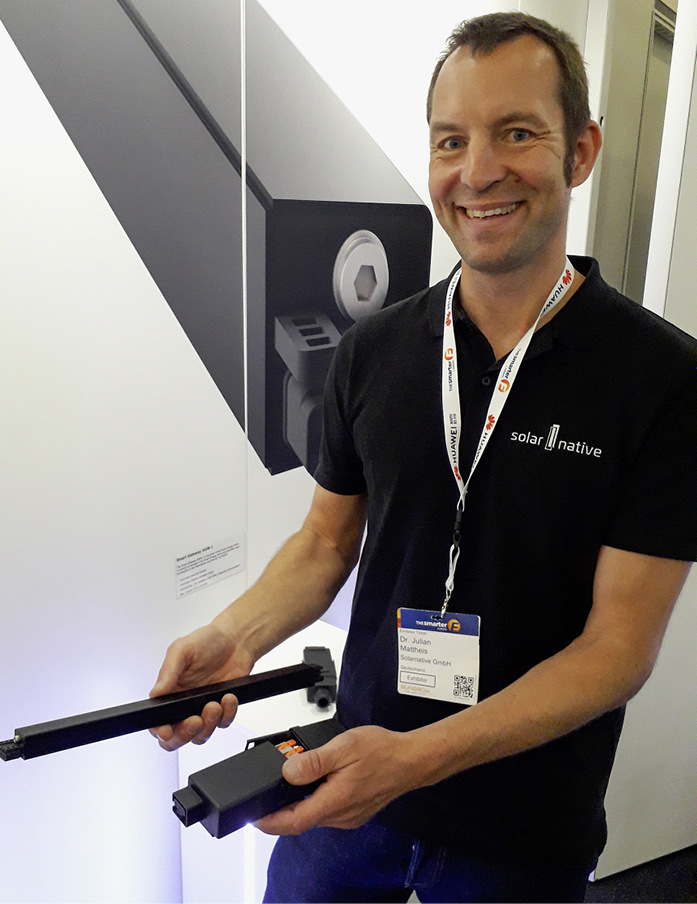 Julian Mattheis von Solarnative präsentiert den superschlanken Power Stick.