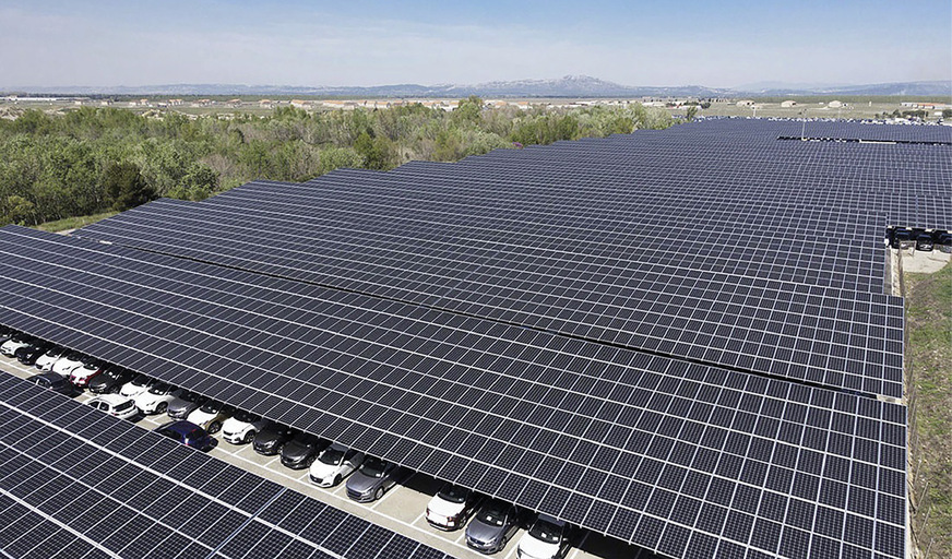 Die solare Überdachung von Parkplätzen hat den Vorteil, dass ohnehin versiegelte Flächen für den Bau teilweise riesiger Solarparks genutzt werden können.