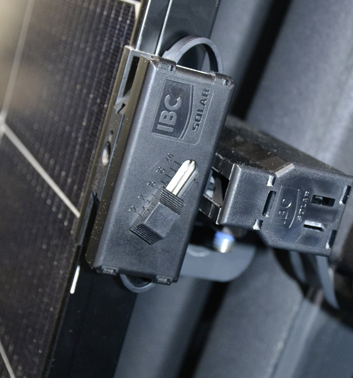 Über den Schiebe­regler an der ­Seite der neuen Klemme von IBC Solar kann der Handwerker die ­Rahmenhöhe des Moduls einstellen.