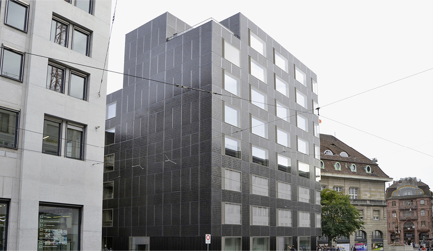 Die Fassade des neu gebauten Umwelt- und Energieamtes in Basel ist optisch an Naturstein angelehnt.
