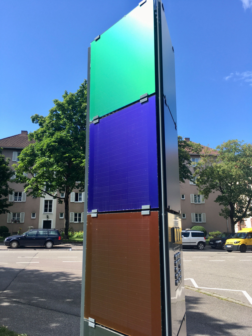 Farbige Module vor dem Eingang am Fraunhofer ISE.