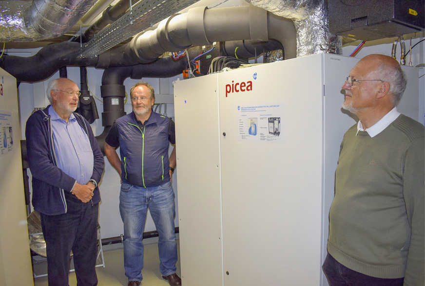 Das Energieherz des Gebäudes: Hausbesitzer Andreas Schulz (links) zusammen mit Planer Dieter Herz (Mitte) und Mieter Andreas Stiehler im Technikraum. Hier stehen die beiden Brennstoffzellen und die Elektrolyseure.