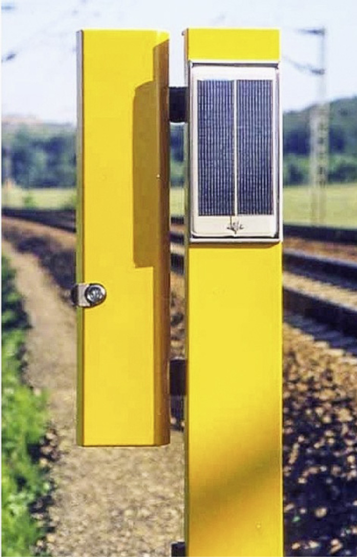 1994: Streckentelefon der Deutschen Bahn mit schlagfestem und diebstahlsicherem Kleinmodul von Solarwatt.