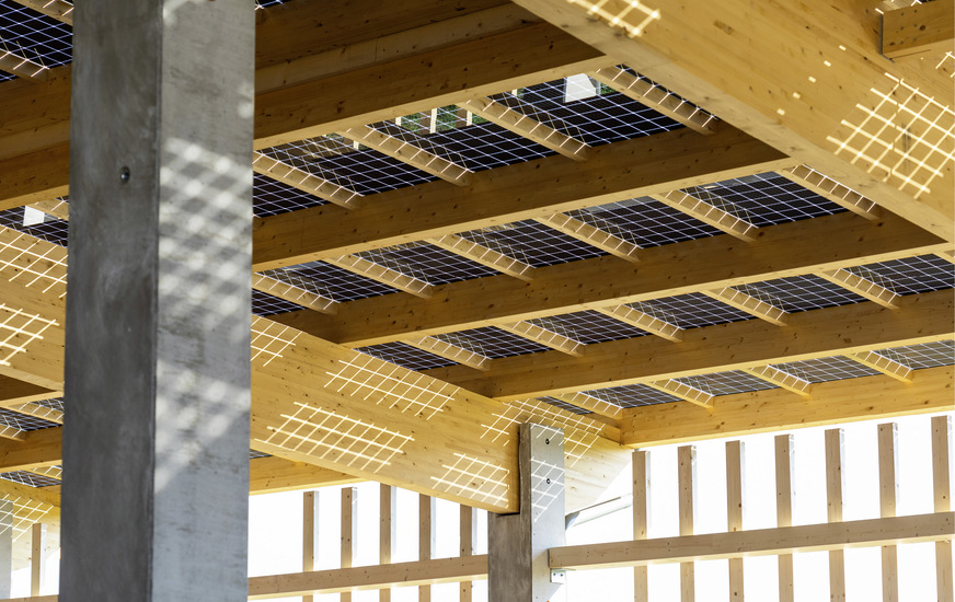 Als Eindeckung von Flugdächern sind bifaziale Module perfekt geeignet, wenn sie teilweise transparent sind, wie hier bei Kioto Solar im ­österreichischen St. Veit an der Glan.