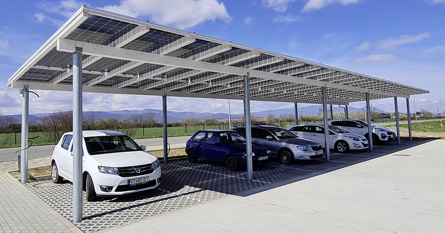 Agora Solar stellt in seinem neuen Werk semitransparente Module her, die Gridparitiy unter anderem in Parkplatzüberdachungen integriert.