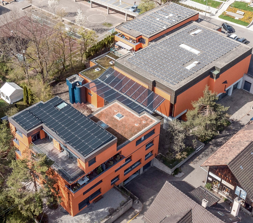 Mit göttlichem Segen: Auch das Pfarreizentrum Heilig Geist in Zürich nutzt Solarpower.