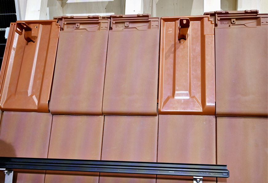 IBC Solar hat jede Menge Ersatzziegel mit integriertem Dachhaken im Sortiment.