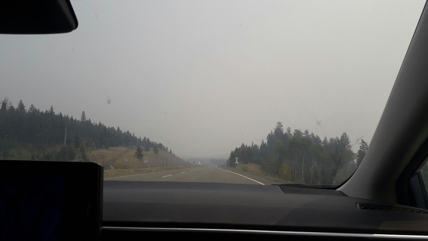Auf dem Highway bei Kamloops zogen die Rauchschwaden tief über die Berge.