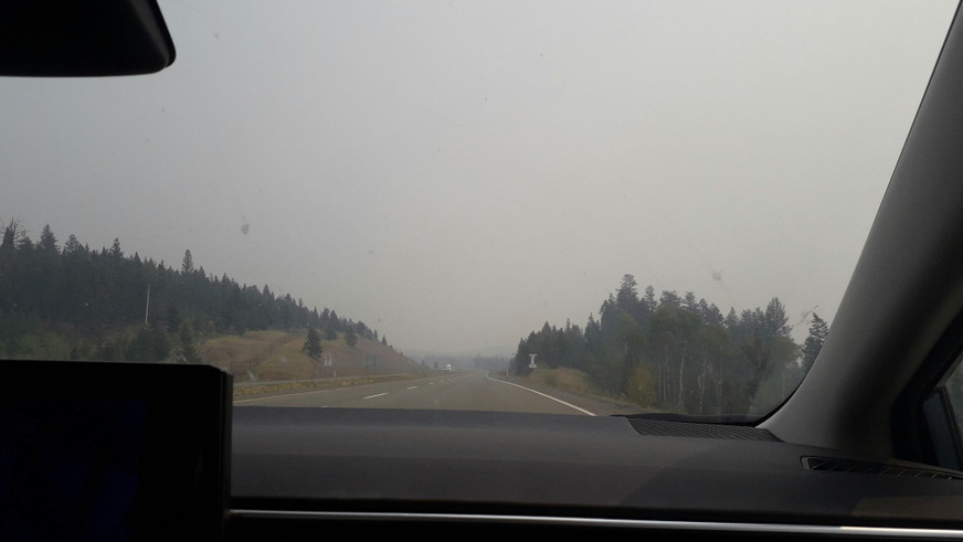 Auf dem Highway bei Kamloops zogen die Rauchschwaden tief über die Berge.