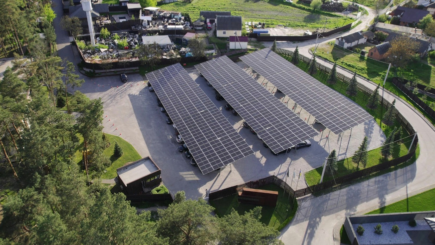 Auch Solarcarports für gewerbliche Anwendungen werden geliefert.