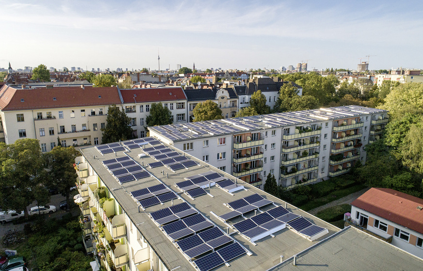 Mieterstromprojekte wie diese Anlage von den Elektrizitätswerken Schönau, der Bürgerenergie Berlin und der ­Wohnungsgenossenschaft Neukölln waren bisher wirtschaftlich auf Kante genäht. Durch die neuen Regelungen werden die Projekte einfacher.