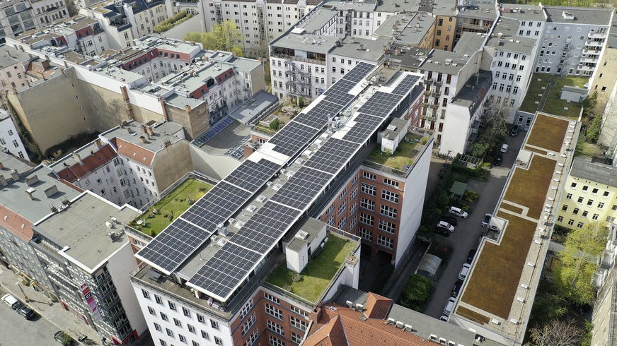 Vor allem in ­Gewerbegebäuden wie hier in Berlin rechnet sich der Mieterstrom. Denn dort kann viel Solarstrom vor Ort ­genutzt werden.