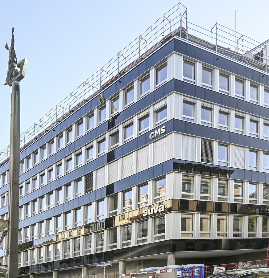 Bei der Sanierung des Suva-Hauses in Zürich ging es darum, die alte ­Fassadenstruktur zu erhalten. Die einstigen Glaselemente wurden durch Solarmodule ersetzt.