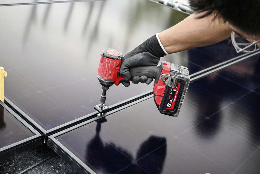 Installation der Longi-Testanlage in Schweden. Dort wurden schwarze Himo X6 montiert.