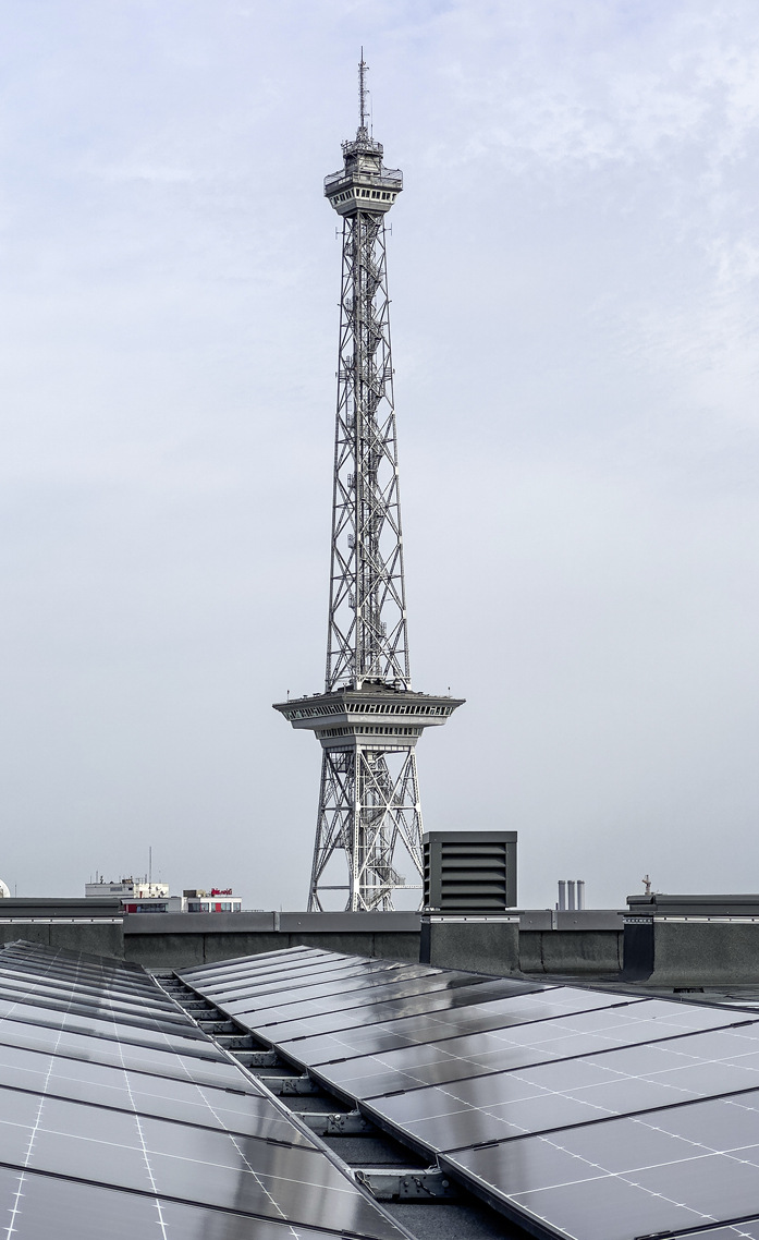 Die Berliner Stadtwerke bauen derzeit 8,5 Megawatt auf den Dächern der Messe am Funkturm.