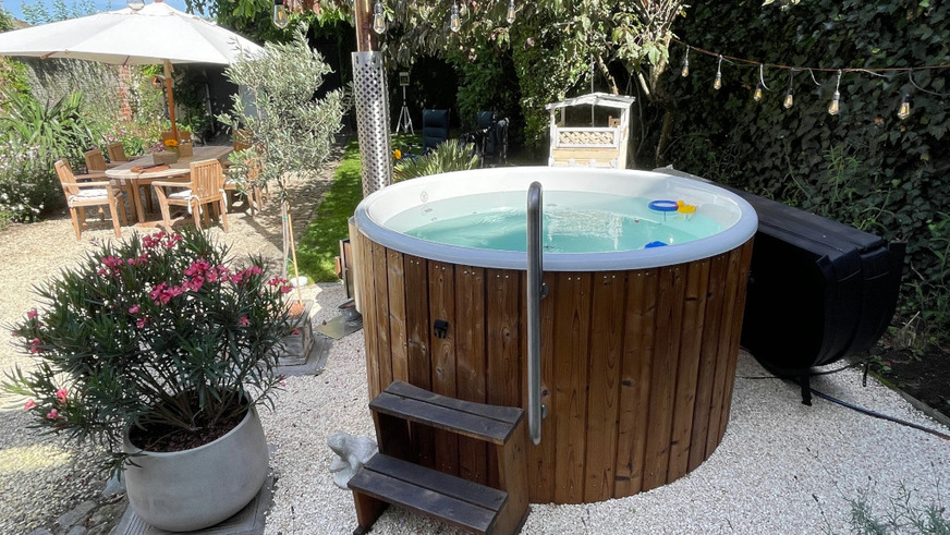 Auf Annehmlichkeit nicht verzichten: Der Jacuzzi im Garten wird jetzt mit Sonnenstrom geheizt.