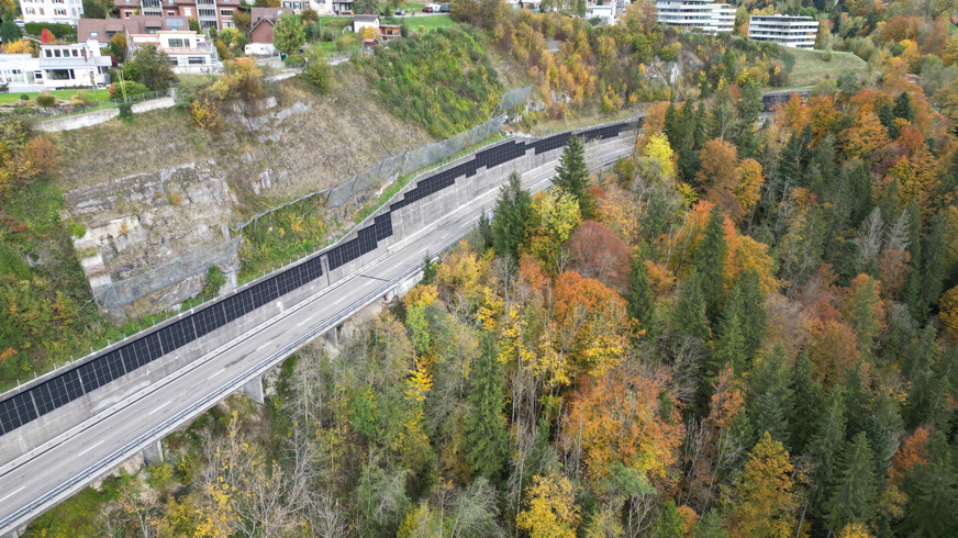 Die Photovoltaikanlage an der Stützmauer der Umfahrung Teufen ist auf Winterstrom optimiert und liefert Strom für rund 50 Haushalte.