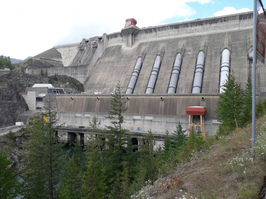 1984 ging das Wasserkraftwerk mit vier Turbinen an den Start, 2011 kam der fünfte Generator hinzu. Die sechste Röhre ganz rechts ist noch frei.