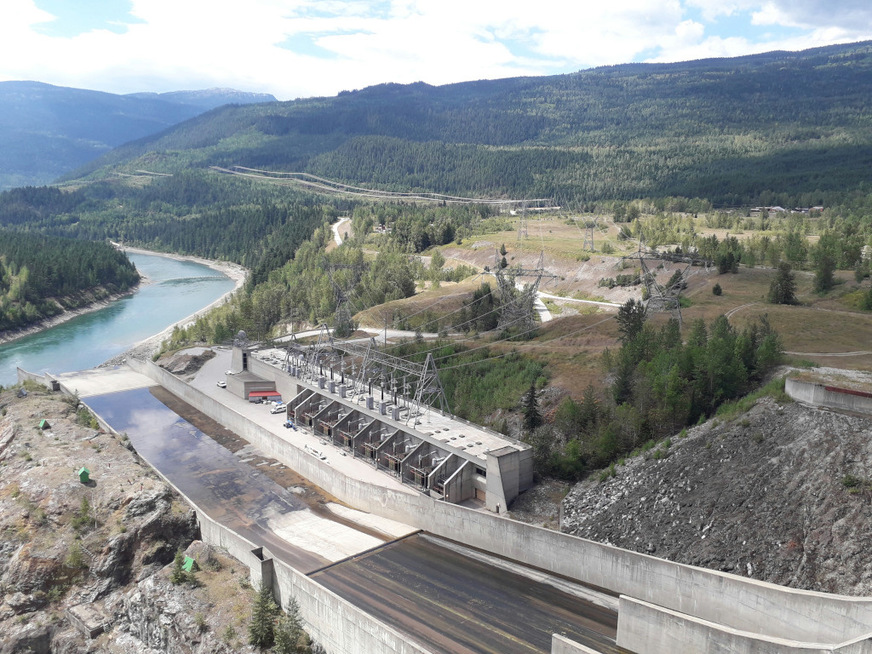Das Wasserkraftwerk ist in das von Hügeln gesäumte Flusstal des Columbia River eingebettet.