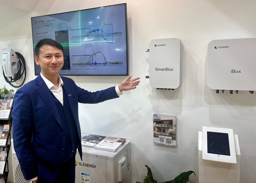 Touareg Tong, President Overseas Sales Center of Slenergy, zeigt das neue iShare-Home.