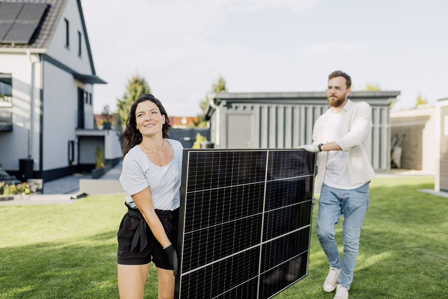 Viele Eigenheimbesitzer wollen ihre Solaranlage selbst installieren.
