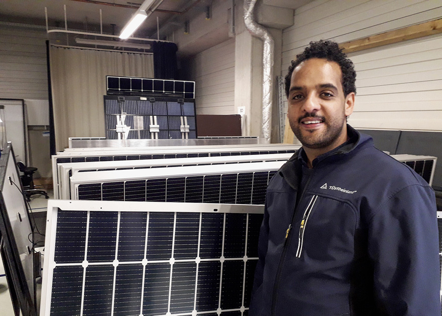Experte Hamza Maaroufi prüft alle Arten von Solarmodulen.