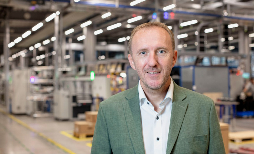 Martin Hackl im neuen Werk: Er leitet Vertrieb und Marketing der Solarsparte von Fronius.