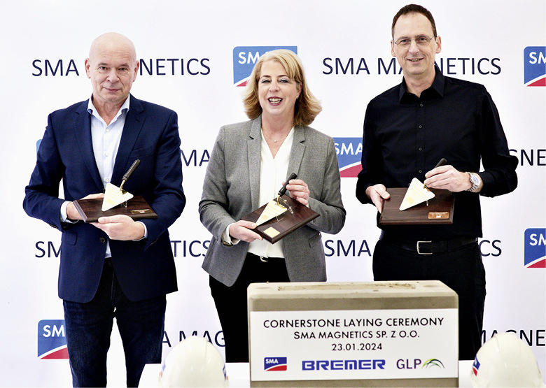 SMA-Magnetics-Chef Jacek Maciejewksi (links), SMA-Finanzvorständin ­Barbara ­Gregor und Klaus Petry, bei SMA für das globale Geschäft zuständig, ­haben den Grundstein in Kraków ­gelegt.
