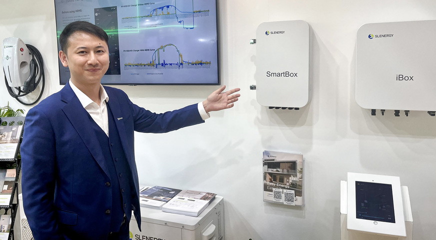 Sales-Manager Touareg Tong zeigt das neue iShare-Home von Sl-Energy.
