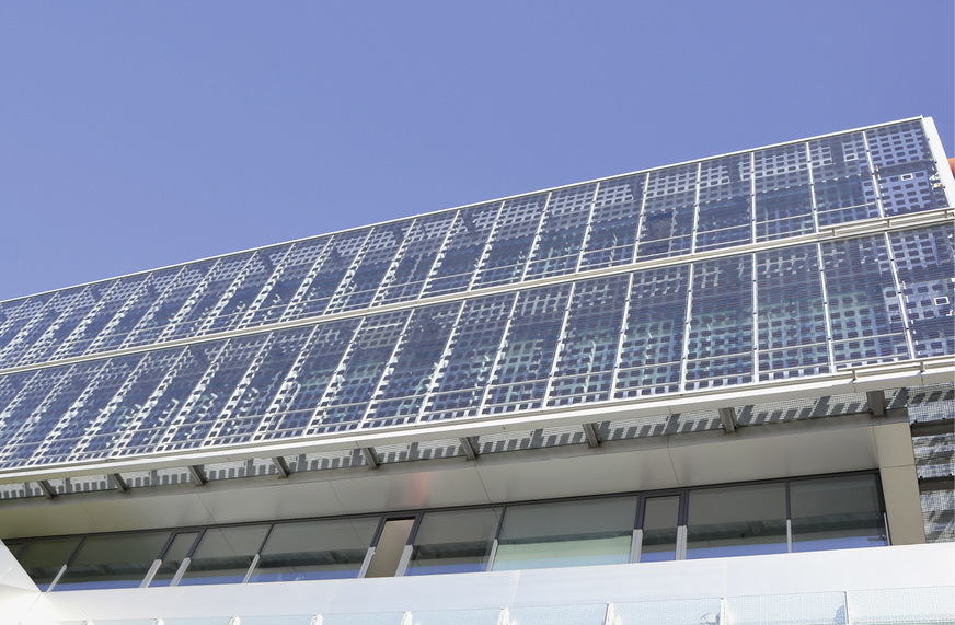 Bei Fensterfronten über mehrere Stockwerke hinweg gelten in Deutschland höhere Brandschutzanforderungen an die Solarfassade.