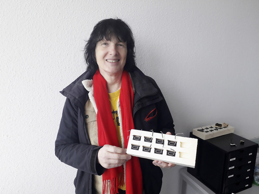 Bei einem Besuch des Autors bei Solarnative in Lohfelden stellt Henk Oldenkamp die HF-Trafos der Powersticks vor.