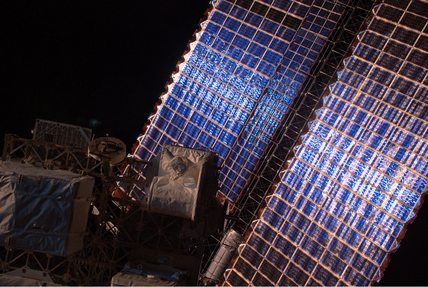 Solarzellen im Weltraum bei Sonnenaufgang. Die Sonneneinstrahlung ist elfmal so stark wie auf der Erde.